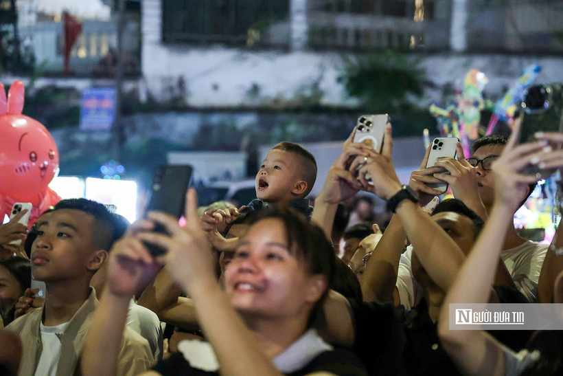 Người dân và du khách phấn khởi chứng kiến màn pháo hoa rực rỡ.