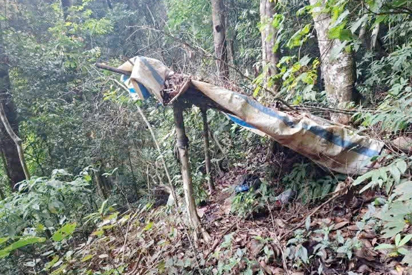 Căn chòi nơi phát hiện bộ hài cốt nghi là nam giới. Ảnh: PLO