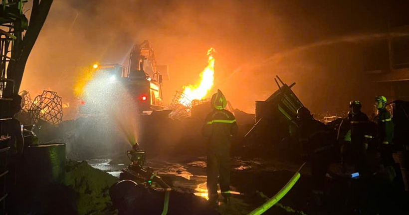 Lực lượng Cảnh sát PCCC&CNCH phối hợp với các đơn vị khống chế đám cháy.