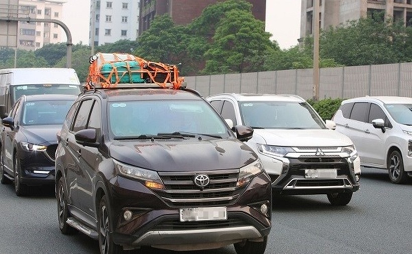 Chở hàng hóa trên nóc xe ôtô bị xử phạt. (Ảnh: Lao động)