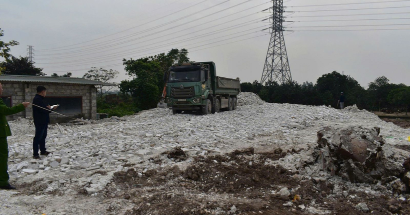 Hiện trường xảy ra việc đổ, chôn, lấp chất thải trái phép tại Tổ dân phố Kim Huy, phường Mỹ Hào, tỉnh Hưng Yên. (Ảnh: Công an Hưng Yên)