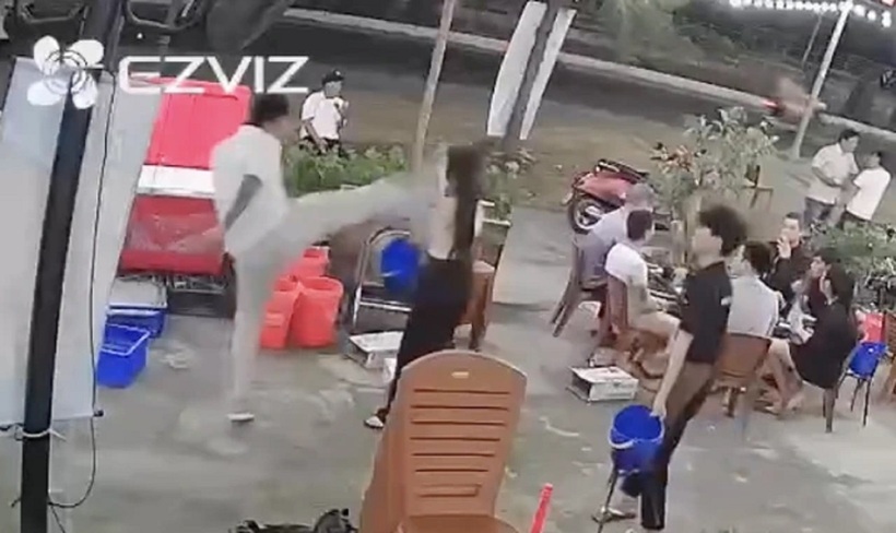 Camera quán ghi cảnh người đàn ông hành hung nữ quản lý quán nhậu ở Nha Trang. Ảnh: Thanh Niên