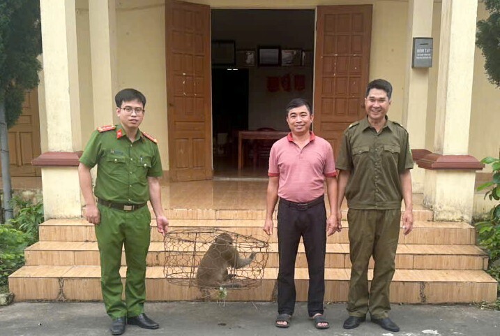 Công an xã Khánh Trung tiếp nhận động vật rừng quý hiếm do người dân tự nguyện bàn giao bảo đảm đúng quy định của pháp luật.