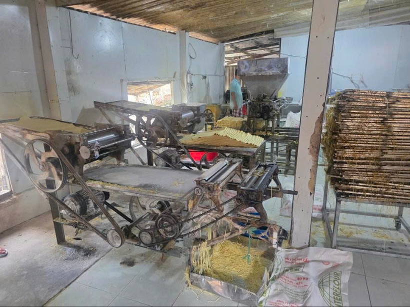 Bên trong cơ sở sản xuất mì tươi của hộ kinh doanh Nguyễn Thị Mỹ Phụng