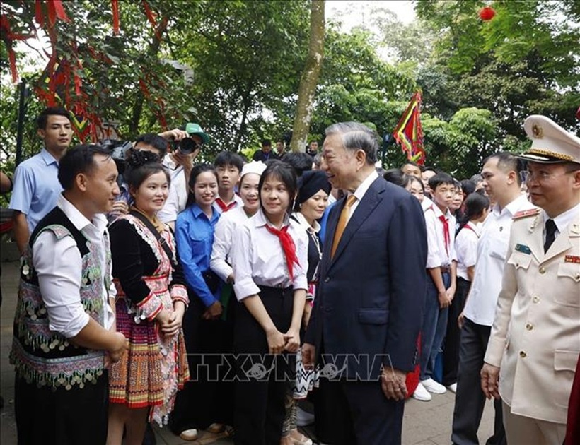 Tổng Bí thư, Chủ tịch nước Tô Lâm với các tầng lớp nhân dân tại Khu di tích lịch sử Quốc gia Đặc biệt Đền Hùng