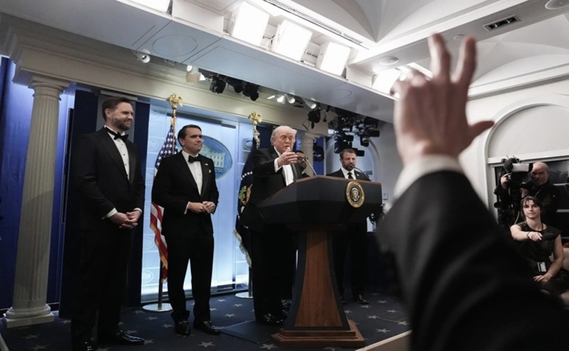 Ông Trump trả lời câu hỏi của cánh phóng viên trong buổi họp báo. (Ảnh: NEW YORK TIMES)