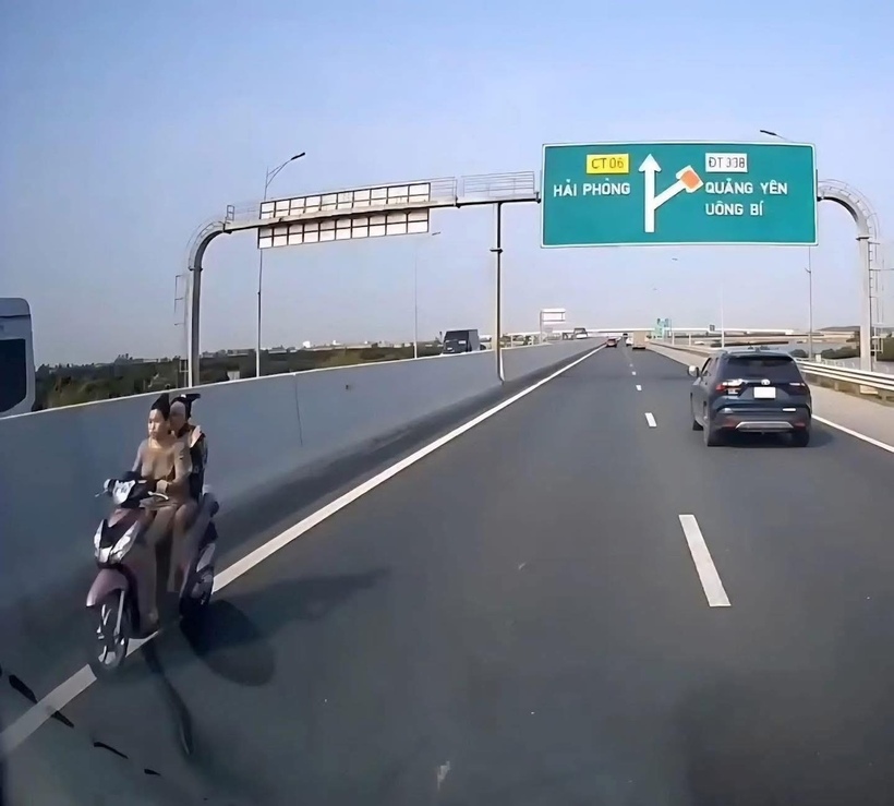 Hình ảnh chiếc xe máy đi ngược chiều ở làn sát dải phân cách giữa trên cao tốc