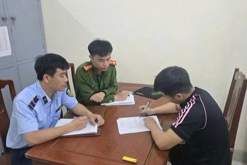 Lực lượng chức năng làm việc với thanh niên "chặt chém" 200.000 đồng tiền gửi xe ô tô của du khách ở Sầm Sơn. Ảnh: Báo Dân trí.