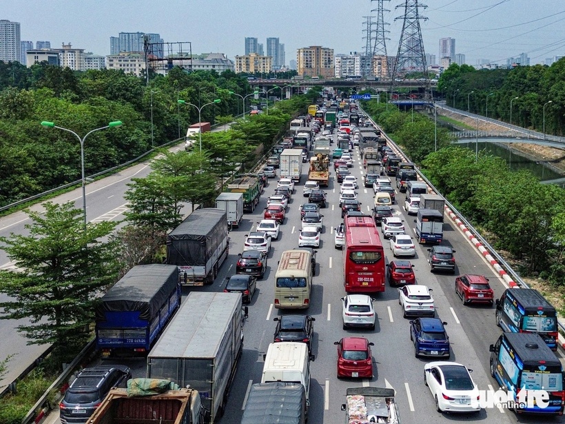 Dòng xe cộ nuối đuôi nhau chờ nhập làn vào đường vành đai 3. Ảnh: Tuổi trẻ