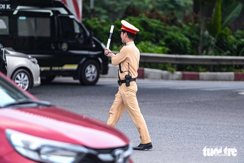 Cảnh sát giao thông bố trí ứng trực 100% quân số tại các nút giao để sẵn sàng phân luồng, xử lý các sự cố. Ảnh: Tuổi trẻ