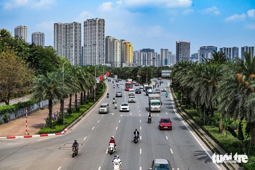 Đại lộ Thăng Long lượng người tham gia giao thông đông nhưng việc đi lại không gặp nhiều khó khăn. Ảnh: Tuổi trẻ