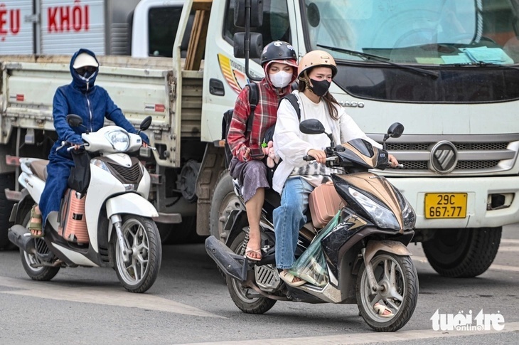 Nhiều người mang theo đồ đạc lỉnh kỉnh sau kỳ nghỉ lễ Giỗ Tổ năm nay. Ảnh: Tuổi trẻ