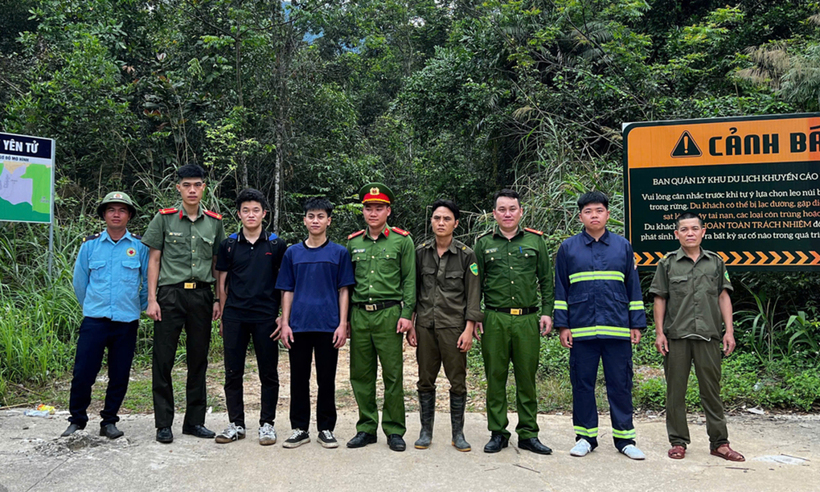 Lực lượng chức năng tìm thấy hai du khách tại một khu vực hẻo lánh sau 4 giờ. Ảnh: Báo Bắc Ninh.