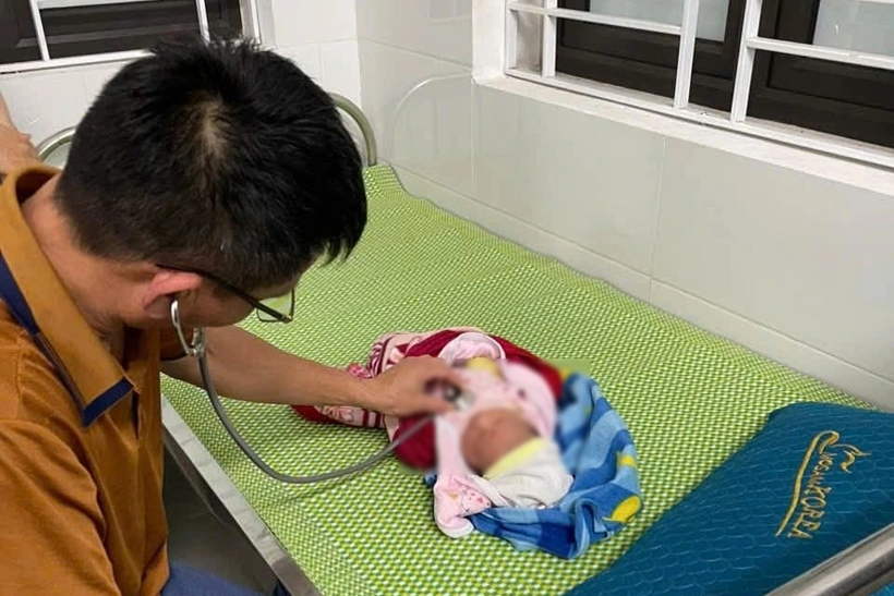 Bé trai sơ sinh bị bỏ rơi cùng 600.000 đồng ở Nghệ An. Ảnh: Báo Dân trí.