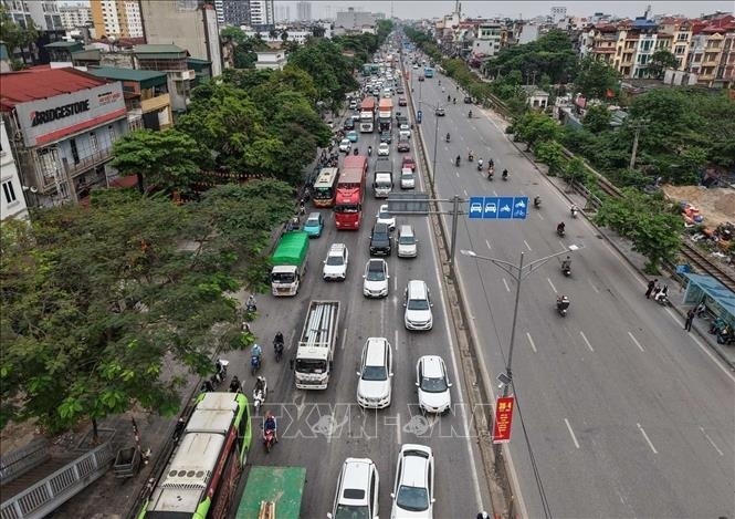 Lượng người và phương tiện di chuyển từ hướng Quốc lộ 1A hướng vào Thành phố Hà Nội tăng đột biến (ảnh chụp lúc 16h05). Ảnh: TTXVN