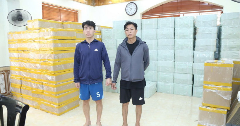 Đối tượng Sái Văn Toàn (bên trái), đối tượng Nong YongDa (bên phải) và tang vật vụ án. (Ảnh: Công an Bắc Ninh)