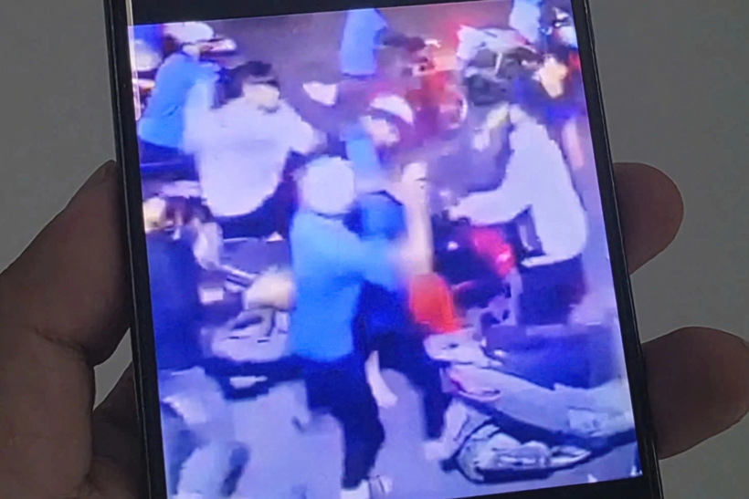 Hình ảnh nam công nhân bị đánh hội đồng ở Đồng Nai