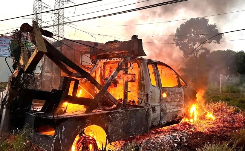 Ngọn lửa bốc cháy dữ dội. (Ảnh: VietnamNet)