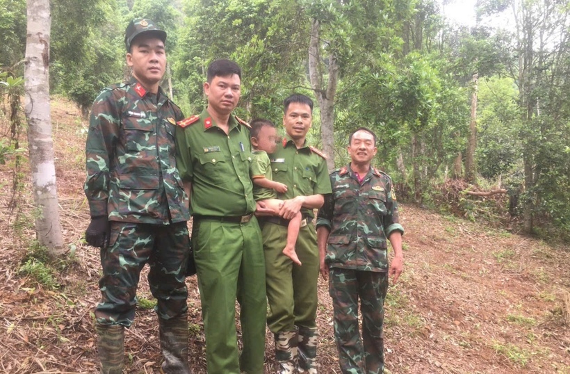 Lượng tìm kiếm phát hiện cháu Đ.T.T.V sau nhiều giờ xuyên đêm tìm kiếm. Ảnh CACC