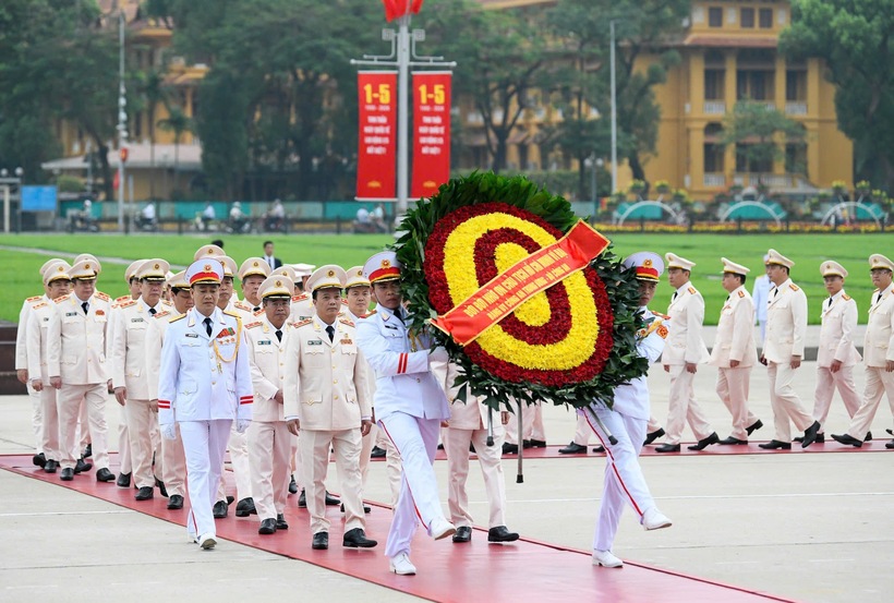 Đoàn đại biểu Đảng ủy Công an Trung ương - Bộ Công an đến đặt vòng hoa, vào Lăng viếng Chủ tịch Hồ Chí Minh - Ảnh: VGP/Nhật Bắc