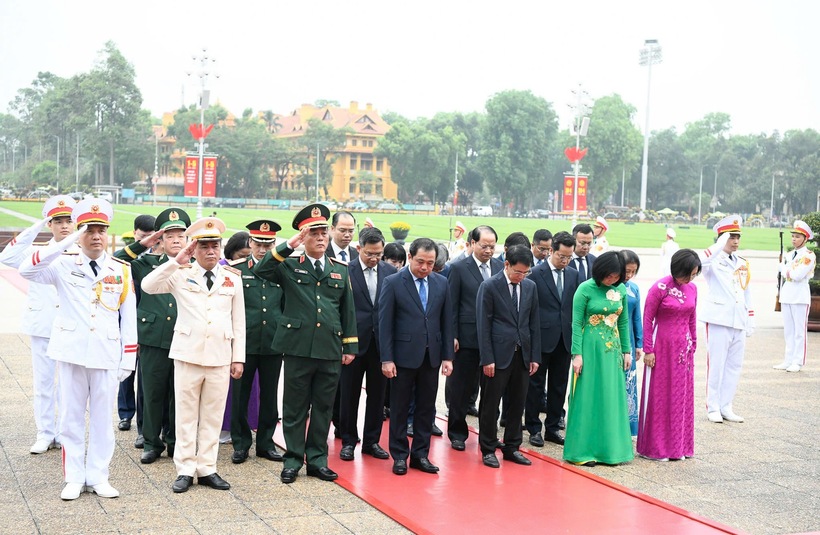 Đoàn đại biểu Thành ủy, HĐND, UBND thành phố Hà Nội đến đặt vòng hoa, vào Lăng viếng Chủ tịch Hồ Chí Minh - Ảnh: VGP/Nhật Bắc
