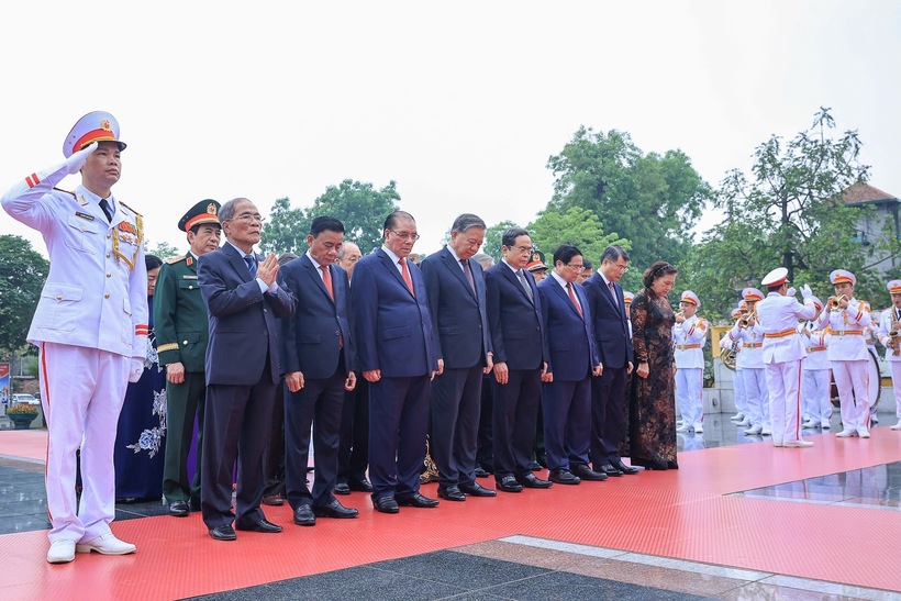 Đoàn đại biểu lãnh đạo Đảng, Nhà nước tới đặt vòng hoa, dâng hương tưởng niệm các Anh hùng liệt sĩ tại Đài Tưởng niệm các Anh hùng liệt sĩ trên đường Bắc Sơn - Ảnh: VGP/Nhật Bắc