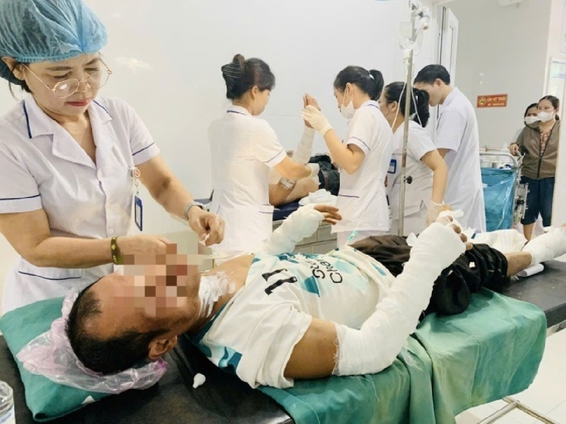 Các bác sĩ đã tiến hành cấp cứu, xử lý vết bỏng. Ảnh: Báo Sức khỏe và Đời sống.