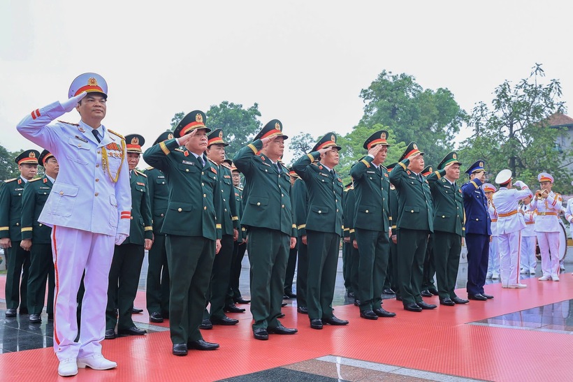 Đoàn đại biểu Quân ủy Trung ương - Bộ Quốc phòng dâng hương tưởng niệm các Anh hùng liệt sĩ tại Đài Tưởng niệm các Anh hùng liệt sĩ trên đường Bắc Sơn - Ảnh: VGP/Nhật Bắc