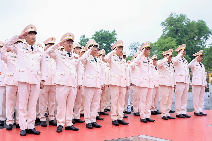 Đoàn đại biểu Đảng ủy Công an Trung ương - Bộ Công an dâng hương tưởng niệm các Anh hùng liệt sĩ tại Đài Tưởng niệm các Anh hùng liệt sĩ trên đường Bắc Sơn - Ảnh: VGP/Nhật Bắc