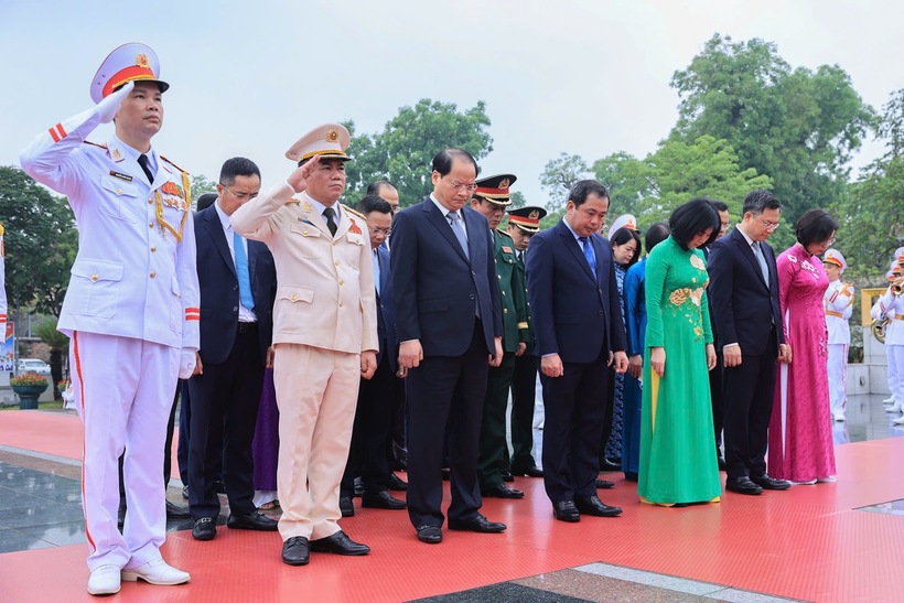 Đoàn đại biểu Thành ủy, HĐND, UBND thành phố Hà Nội dâng hương tưởng niệm các Anh hùng liệt sĩ tại Đài Tưởng niệm các Anh hùng liệt sĩ trên đường Bắc Sơn - Ảnh: VGP/Nhật Bắc