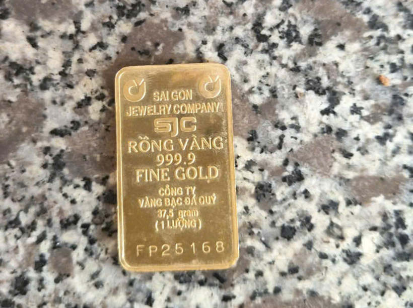 “Thỏi vàng” nghi SJC trên người cụ ông. Ảnh: Người lao động