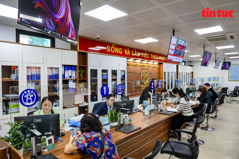 Giải quyết thủ tục hành chính công. Ảnh: QP