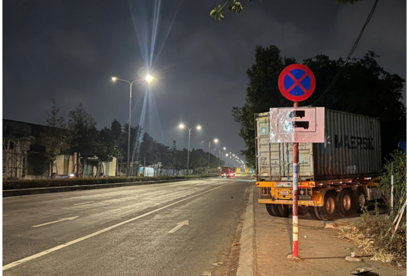 Đoạn đường có biển cấm nhưng nhiều phương tiện vẫn dừng đỗ sai quy định. (Ảnh: VietnamNet)