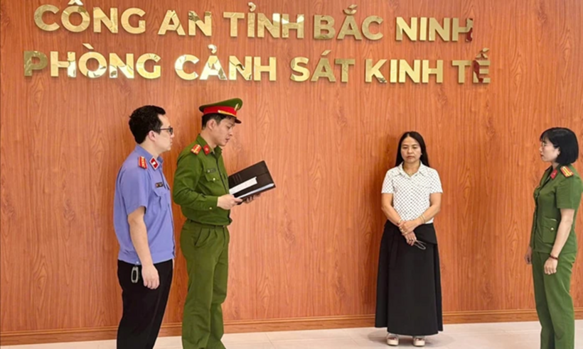 Cơ quan chức năng đọc lệnh khởi tố bị can.