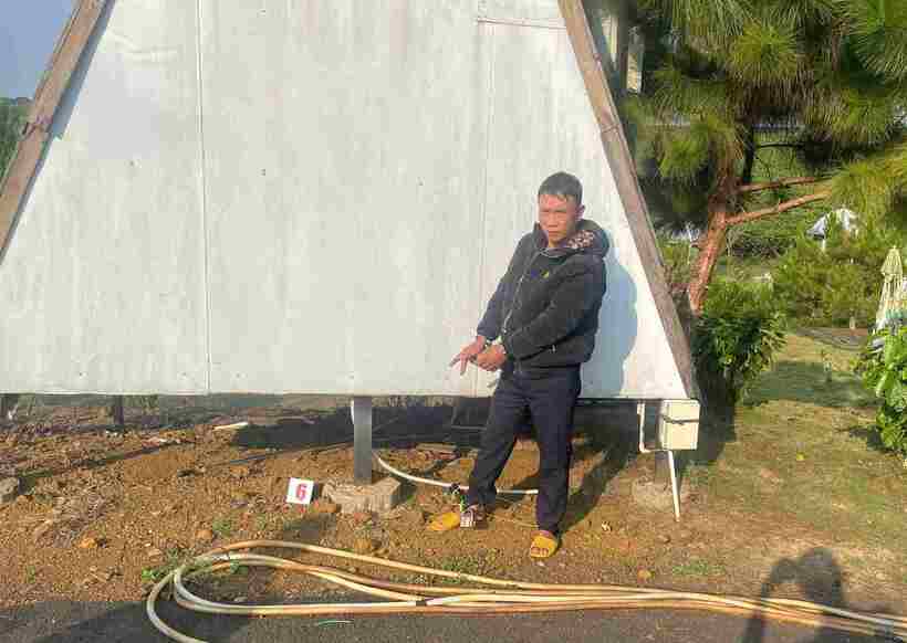 Đối tượng Ngọc thực nghiệm lại hiện trường các vụ trộm.