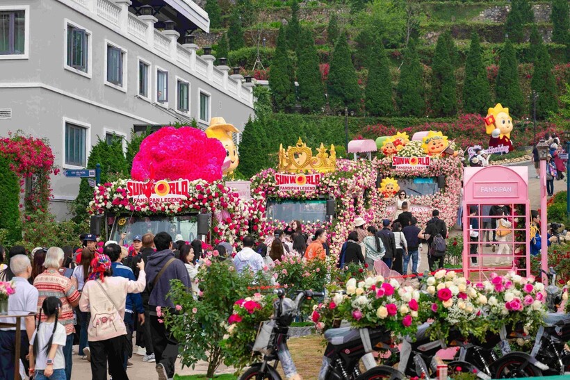 Du khách hào hứng check-in tại không gian rực rỡ của Lễ hội hoa hồng Fansipan trong kỳ nghỉ lễ Giỗ Tổ