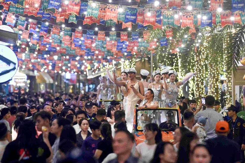 Các show diễn đường phố rực rỡ mang đến không khí lễ hội náo nhiệt cho du khách tại Bãi Cháy