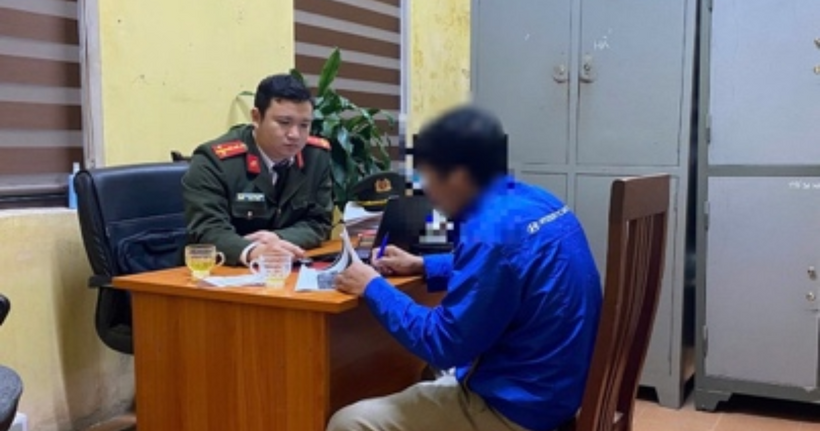 Công an xã Quảng Bị làm việc với trường hợp vi phạm. (Ảnh: Công an Hà Nội)