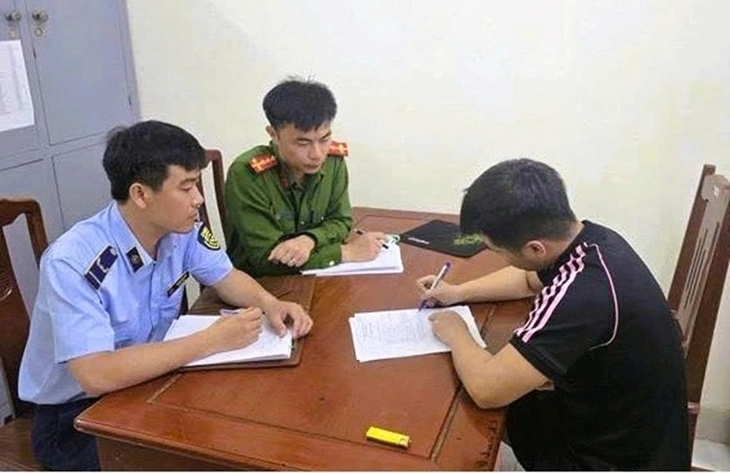 Quản lý thị trường và công an lập biên bản xử phạt người vi phạm. Ảnh: Tuổi trẻ