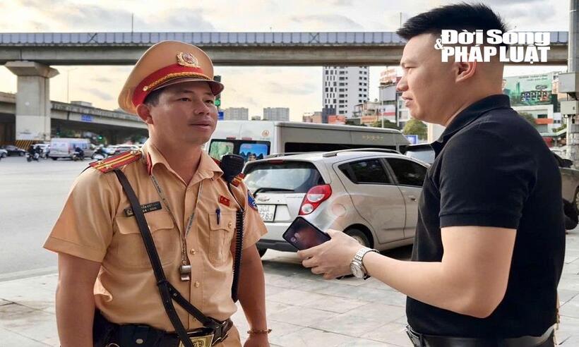 Trung tá Nguyễn Việt Anh, cán bộ Đội CSGT đường bộ số 7 (Phòng CSGT Công an TP Hà Nội) trao đổi với PV Đời sống và Pháp luật
