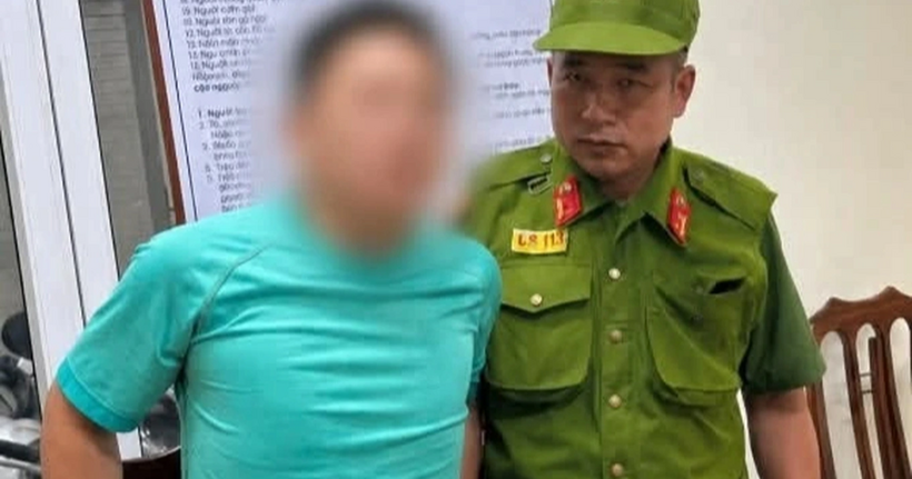 Cảnh sát đưa người chồng về trụ sở (Ảnh: Công an Hà Nội).