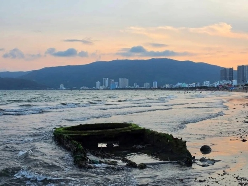 Xác xe tăng tại bãi biển Quy Nhơn. Ảnh: Báo Người lao động.