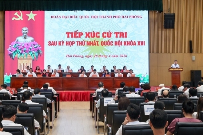 Thủ tướng tại Hội nghị tiếp xúc cử tri sau Kỳ họp thứ Nhất, Quốc hội khóa XVI (Ảnh: VGP).