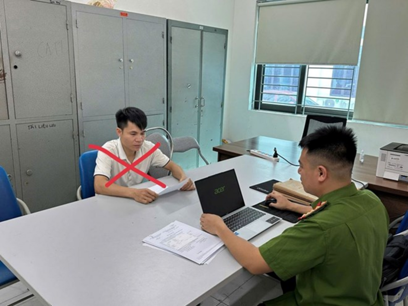 Đối tượng&nbsp;Nguyễn Xuân Đài (áo trắng)