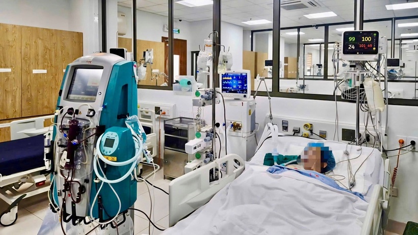 Bệnh nhân ngộ độc được lọc máu tại Bệnh viện 19-8. Ảnh: BVCC