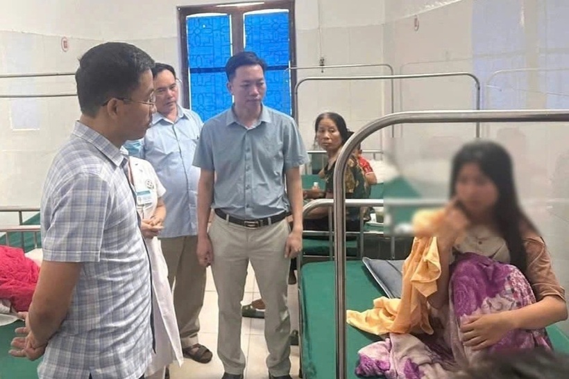 Lãnh đạo Sở Y tế Nghệ An thăm các bệnh nhân ngộ độc thực phẩm ở xã Diễn Châu. Ảnh: Dân trí.