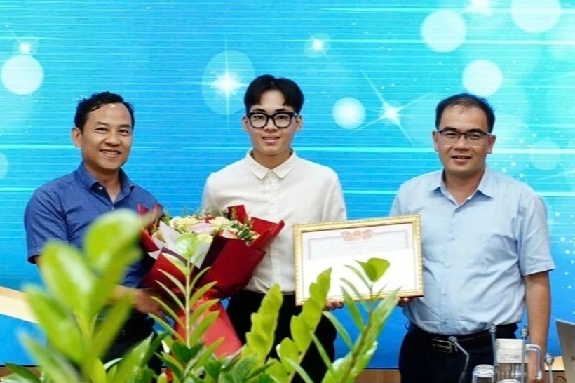 Em Lê Thành Luân (giữa) tại buổi khen thưởng. Ảnh: Trường Đại học Bách khoa - Đại học Đà Nẵng