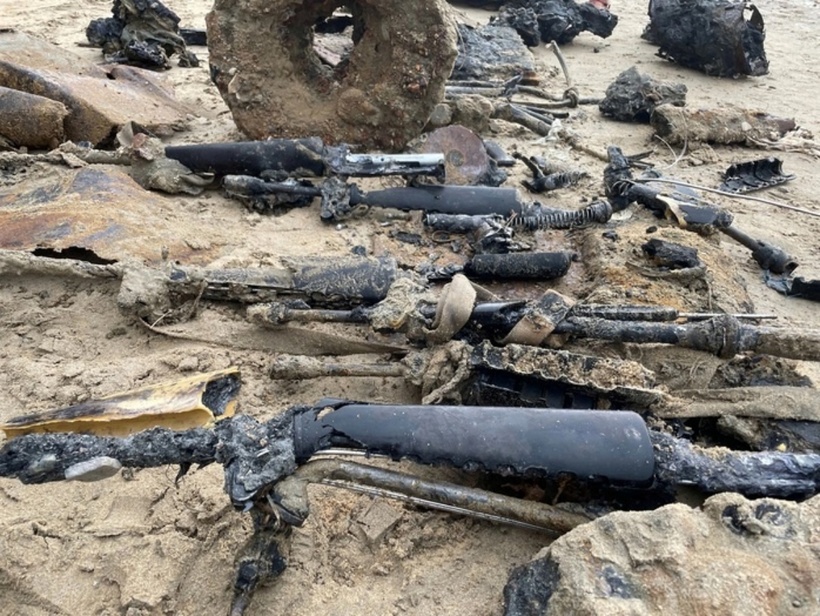 Nhiều vật dụng còn sót lại từ thời chiến, gồm đạn pháo, súng AR-15. Ảnh: Báo Người lao động.