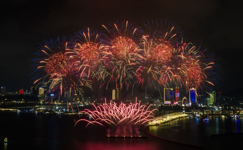 Tâm điểm của VUI-Fest Ha Long là màn pháo hoa nghệ thuật lúc 21h30 mỗi ngày, kéo dài khoảng 15 phút. (Ảnh: Sun Group)