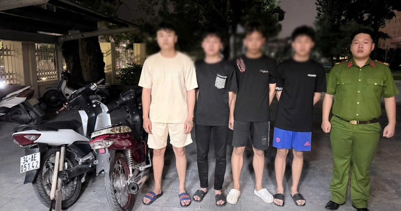 Bàn giao các đối tượng và tang vật cho Công an phường Hạ Long. (Ảnh: Công an tỉnh Quảng Ninh)